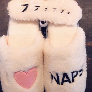 Women’s slippers and eye mask set